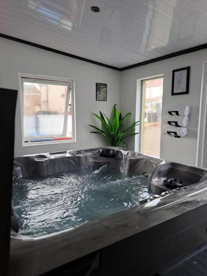 Family Holiday With Hot Tub , Family Groups Only Blackpool Exterior photo